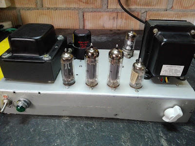 Interior del amplificador Mullard 5-10