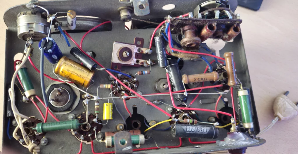 Interior del chasis de la Lacora L-40