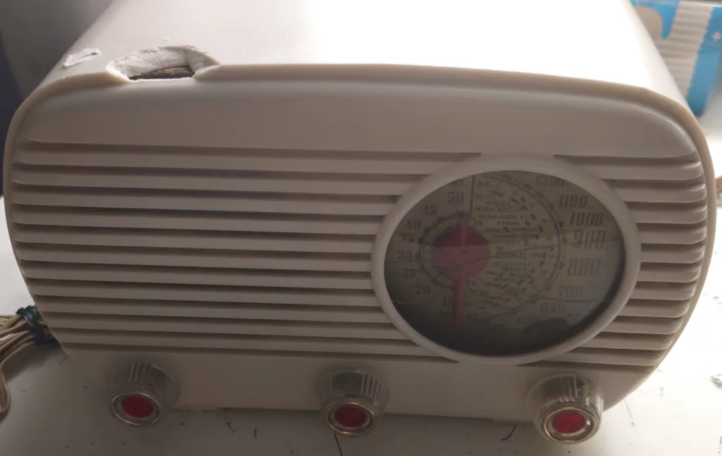 Radio Lacora L-40 blanca con desperfectos