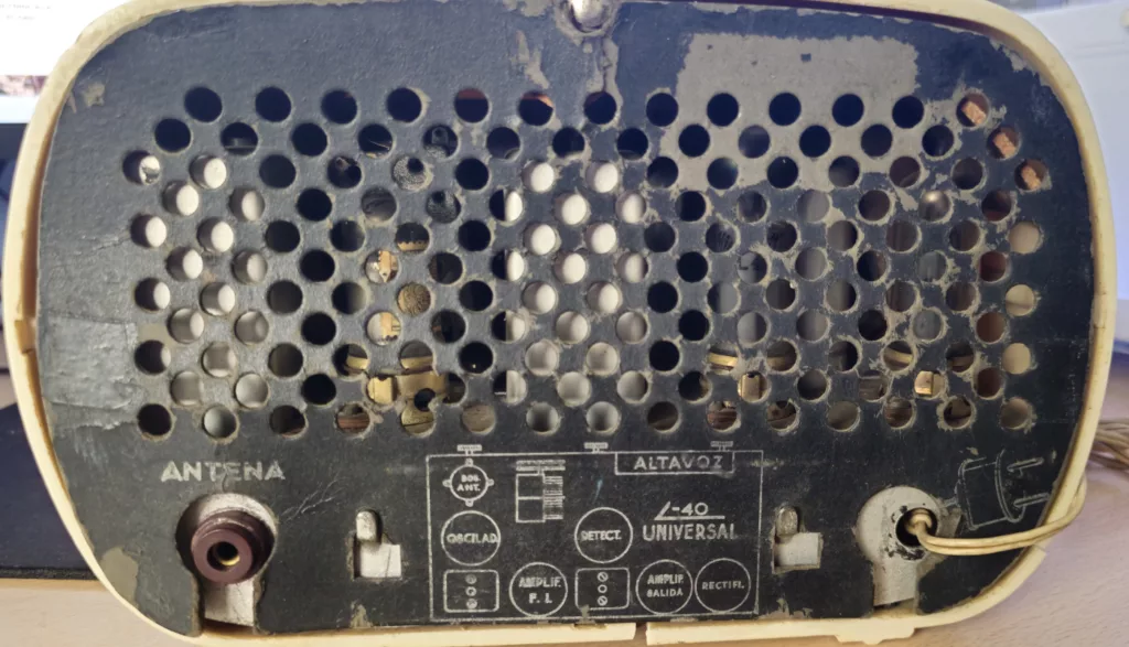 Parte trasera de la Lacora L-40 blanca